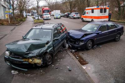 Stuttgart Hedelfingen: Frontalzusammenstoss zweier PKW